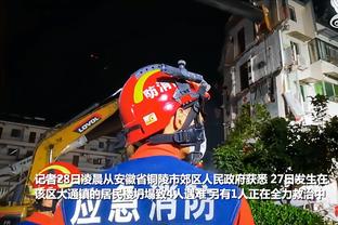 三巨头都被单防锁住还怎么玩？孔德昕：布克打出了一场这样的比赛